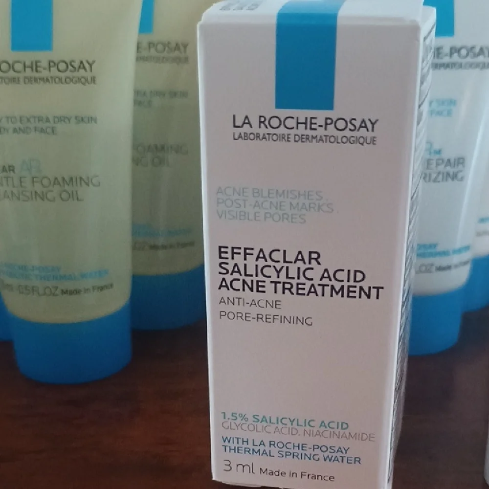 La Roche-Posay Skincare Set - Blue and White - Picture 6 of 8